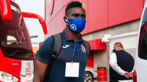 Jonathan Borja en un partido con Cruz Azul