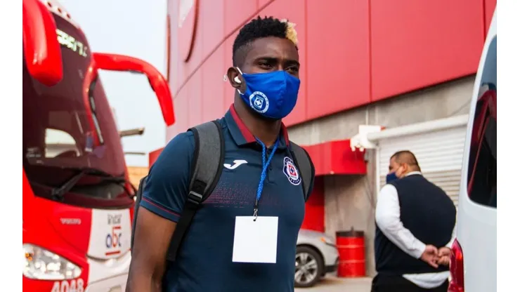 Jonathan Borja en un partido con Cruz Azul