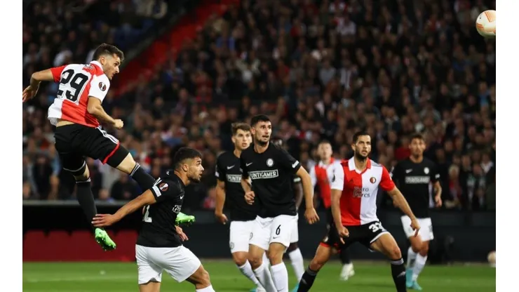 El delantero mexicano apenas vio acciones en el encuentro de la Europa League
