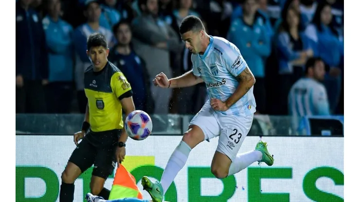 Ramiro Carrera en un partido con Atlético Tucumán