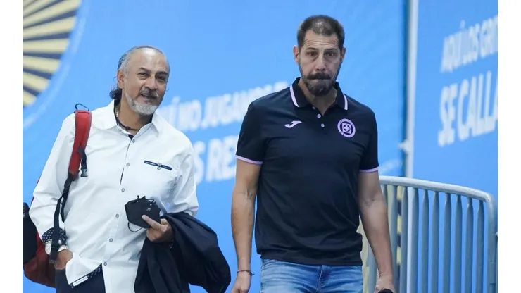 El director deportivo Carlos López de Silanes todavía no se va de Cruz Azul.