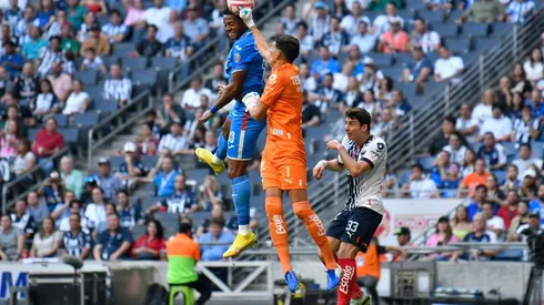 Esteban Andrada golpeó el cuerpo del delantero Michael Estrada