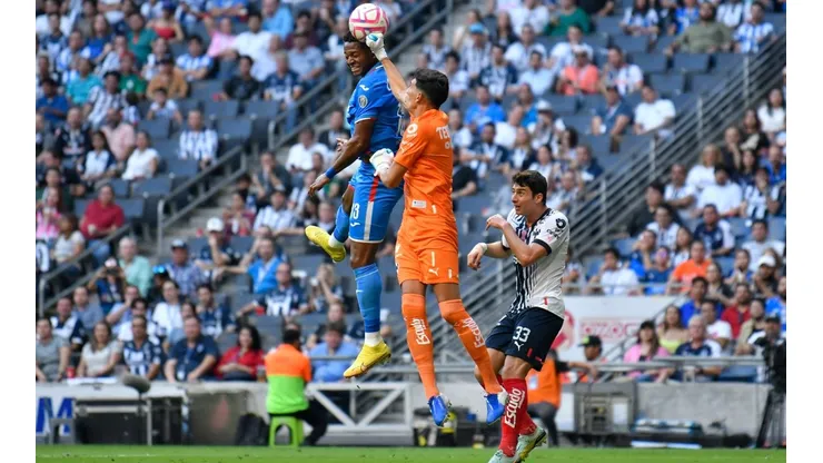 Esteban Andrada golpeó el cuerpo del delantero Michael Estrada