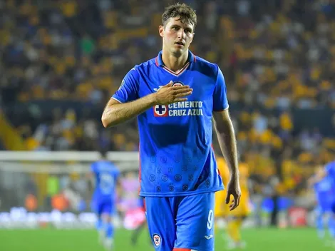 Santiago Giménez, apoyo incondicional a larga distancia