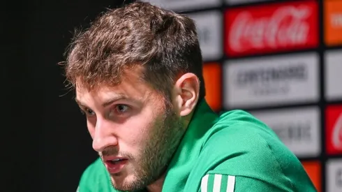 El 'Bebote' en una rueda de prensa con el Feyenoord