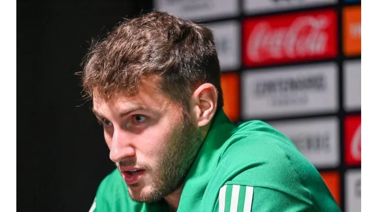 El 'Bebote' en una rueda de prensa con el Feyenoord