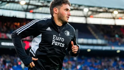 Santi Giménez va como titular con el Feyenoord en la Europa League.