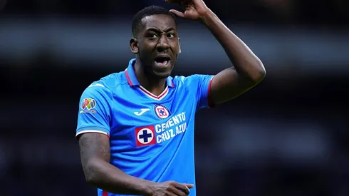 Gonzalo Carneiro tuvo que salir de cambio en el Cruz Azul vs. Rayados.