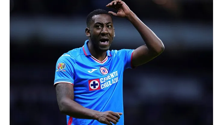 Gonzalo Carneiro tuvo que salir de cambio en el Cruz Azul vs. Rayados.