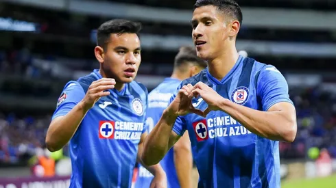 Uriel Antuna en festejo de gol con Charly Rodríguez