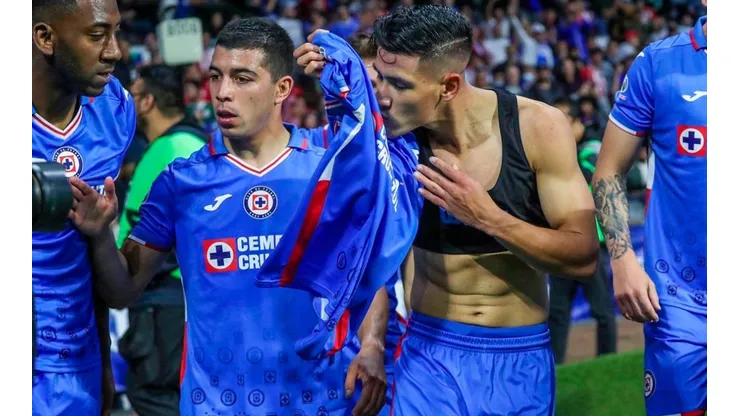 Uriel Antuna besó el escudo de Cruz Azul por su gol ante Chivas.