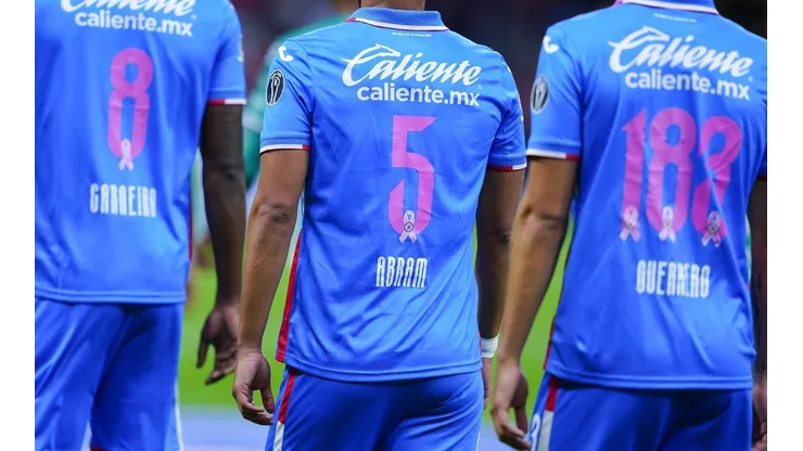 Los jugadores de Cruz Azul lucieron un nuevo diseño en sus playeras