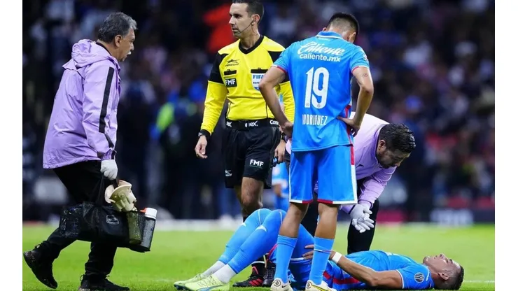 Ramiro Funes Mori es atendido por los servicios médicos del club