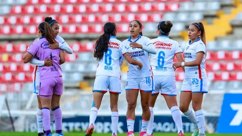 Las celestes festejando la victoria en La Corregidora.