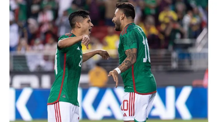 Antuna y Vega, el dúo tamarindo, celebran el gol ante Colombia
