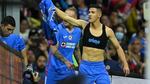 El brujo se ganó también el cartón amarillo.