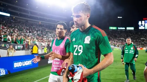 El delantero mexicano tiene unas dolencias que le harían perderse el partido