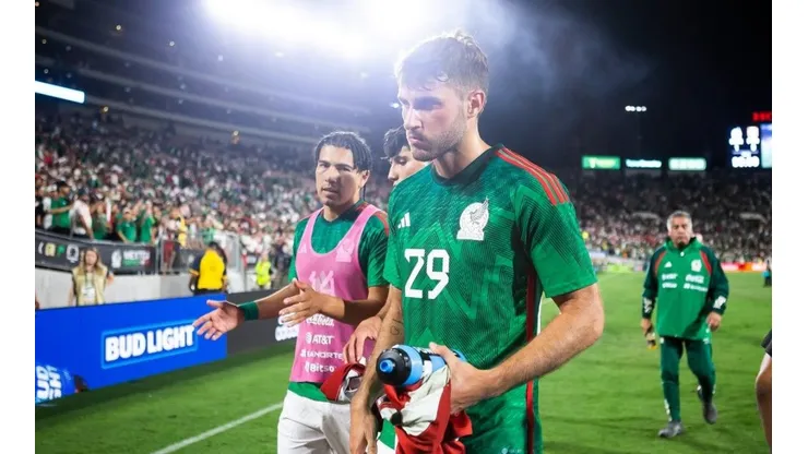 El delantero mexicano tiene unas dolencias que le harían perderse el partido