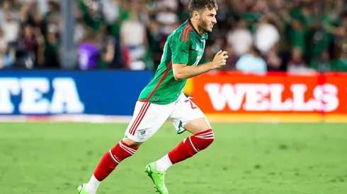 Santiago Giménez ante Perú.