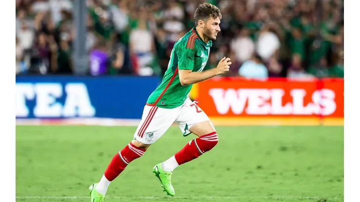 Santiago Giménez ante Perú.