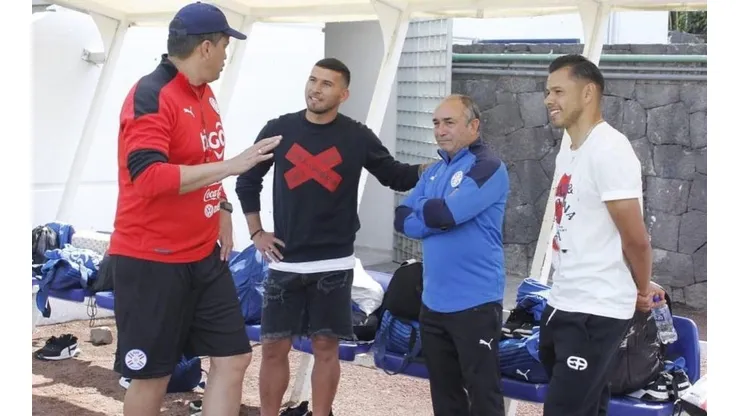Escobar y Romero con el equipo técnico de paraguay sub-20