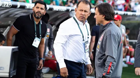 Reynoso y atrás Velázquez, excuerpo técnico de Cruz Azul