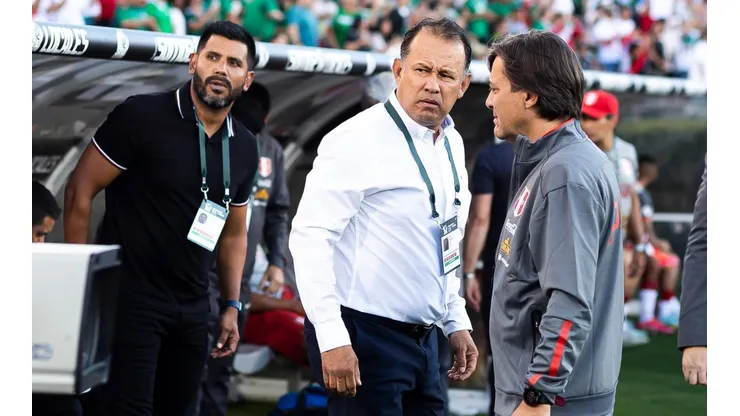 Reynoso y atrás Velázquez, excuerpo técnico de Cruz Azul