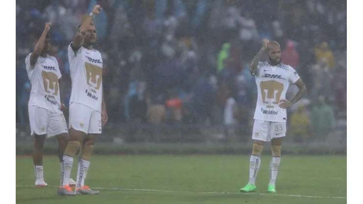 Postal de futbolistas universitarios durante el Cruz Azul vs. Pumas