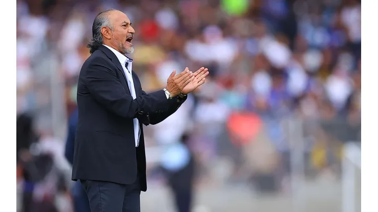 Potro Gutiérrez en la zona técnica durante el partido ante Pumas
