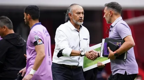 El entrenador junto a Chuy Corona