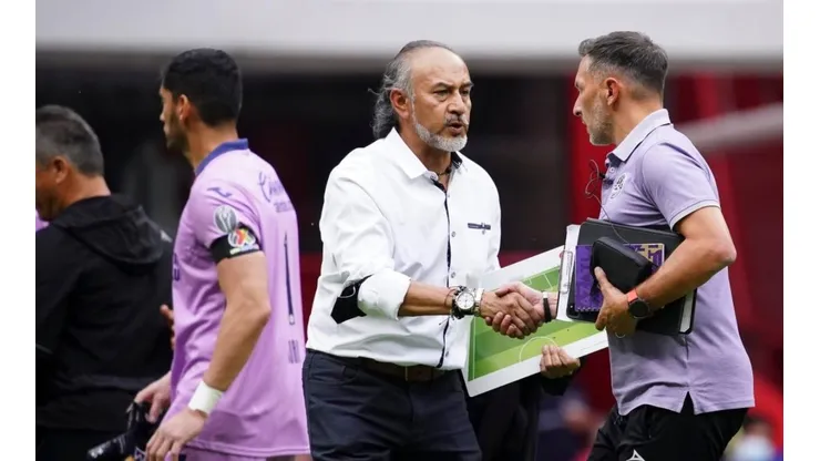 El entrenador junto a Chuy Corona