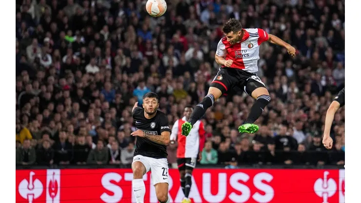Santi Giménez volvió a anotar un golazo en la Europa League.
