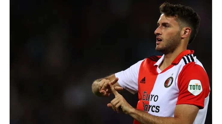 Santiago Giménez en un partido con el Feyenoord