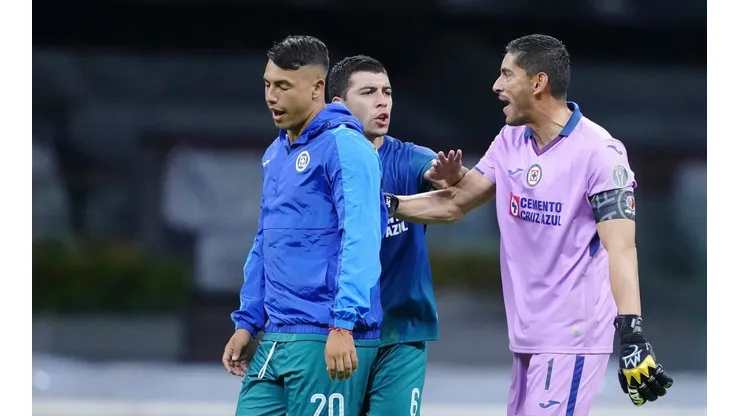 La discusión entre el futbolista y el arquero.