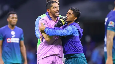Jesús Corona terminó muy molesto con Iván Morales tras el triunfo de Cruz Azul.