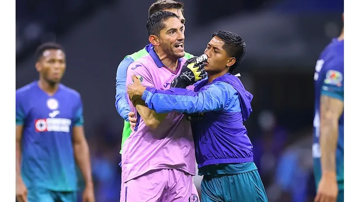 Jesús Corona terminó muy molesto con Iván Morales tras el triunfo de Cruz Azul.