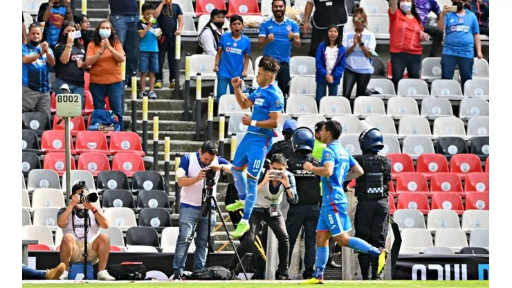 Romero anotó de penal el segundo tanto para Cruz Azul