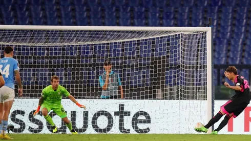 Santi Giménez en el cobro penal ante el Lazio en la Europa League.