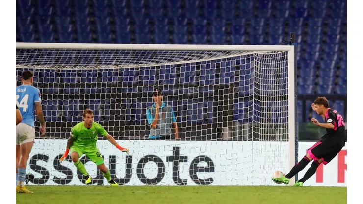 Santi Giménez en el cobro penal ante el Lazio en la Europa League.