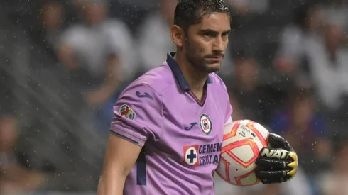 Corona durante el gol.