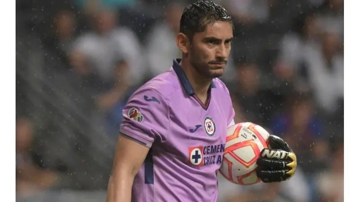 Corona durante el gol.