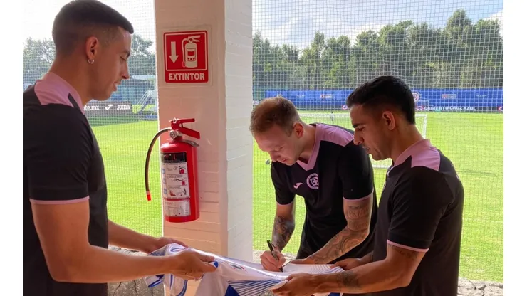 Jugadores de Cruz Azul firmaron la camiseta para apoyar a aficionado celeste.