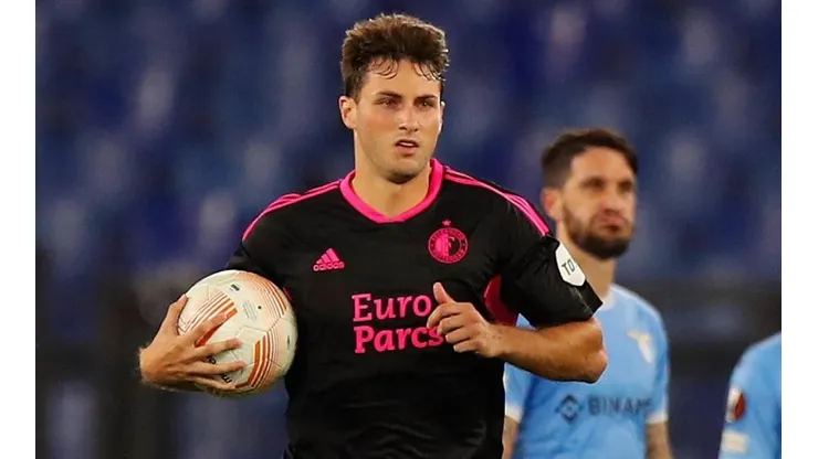 Santi Giménez se estrenó en la Europa League con doblete.