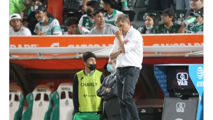 El entrenador uruguayo fue cesado del cargo apenas meses después de su llegada