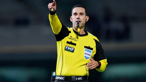 El árbitro central del partido.