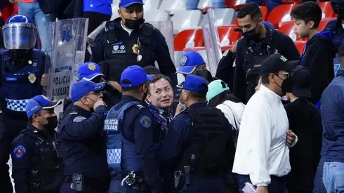 Aficionados de Cruz Azul alterando el orden en el Azteca.