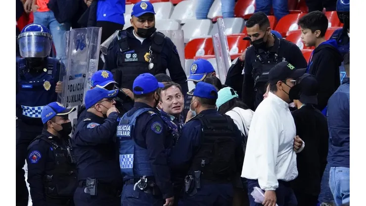 Aficionados de Cruz Azul alterando el orden en el Azteca.