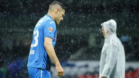 Pablo Aguilar en un partido con Cruz Azul