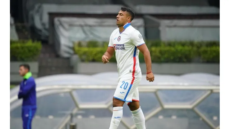 Iván Morales en un partido de Cruz Azul