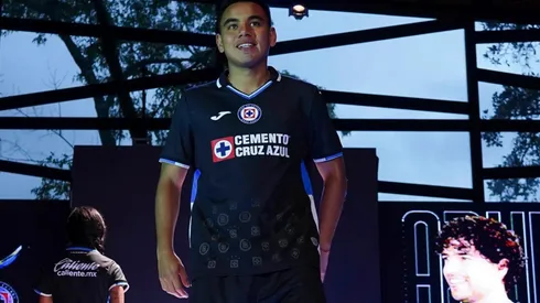 Charly Rodríguez lució el uniforme alternativo de Cruz Azul.